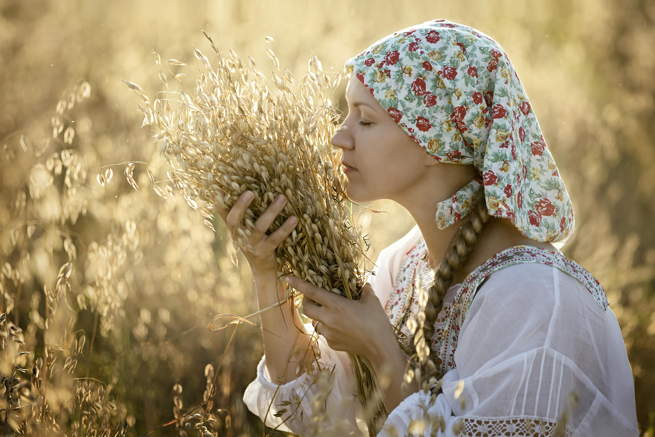 Photo Women in Slavic costumes in Odessa